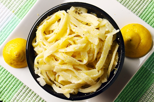 Dizem que os primeiros fabricantes de parmesão foram os suíços do cantão de Ticino que deram ao queijo o nome de Sbrins, pelo qual ainda é conhecido